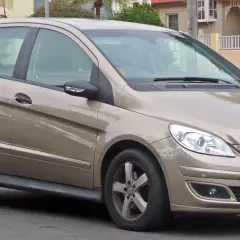 Goldfarbene Mercedes B-Klasse, bereit für den nächsten Wartungsplan.