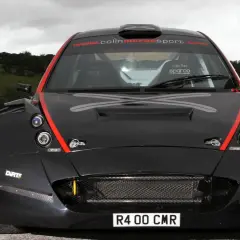 Schwarzer Rallye-Rennwagen, ein Colin McRae R4, mit roten Akzenten und dem Schriftzug "www.colinmcraesport.com" auf der Windschutzscheibe.