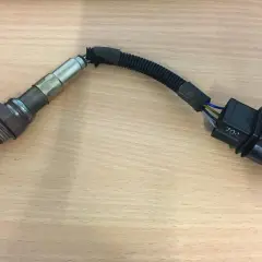 Ein defekter Lambdasensor, der den Fehlercode p0135 verursachen kann, mit Anschlussstecker.