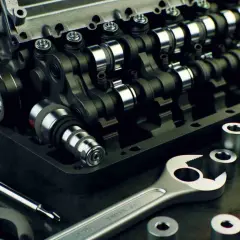 Detailaufnahme eines p0014 opel Motors mit Werkzeugen. Nockenwellen und Zylinderkopf sind sichtbar.