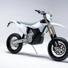 Stark Motorrad: Ein weißes, futuristisches Elektromotorrad mit goldener Gabel und schwarzem Felgen.