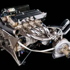 Hochglanzpolierter Formel 1 Motor mit Turboaufladung. Der Hubraum ist für maximale Leistung optimiert.