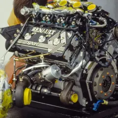 Ein komplexer Renault V10 Formel 1 Motor mit Turbolader.