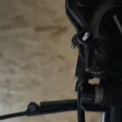 Nahaufnahme einer Fahrrad-Scheibenbremse. Die Transportsicherung wurde vergessen, was zu einem potenziellen Problem führt.