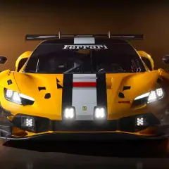 Gelber Ferrari 296 GT3 Rennwagen mit schwarzen und weißen Streifen, bereit für die Rennstrecke.