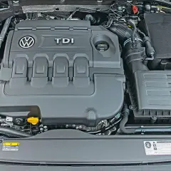 VW 1.6 TDI Motor: Ein Blick auf den Motorraum, der für seine Haltbarkeit bekannt ist.