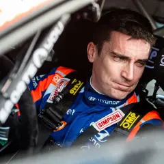 Craig Breen, Rallyefahrer, sitzt konzentriert im Cockpit seines Autos.