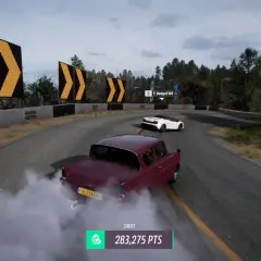 Ein roter Oldtimer driftet auf einer Rennstrecke, umgeben von Bäumen und Warnschildern. Man kann mit Allrad driften, um Punkte zu sammeln.