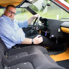 Mann mit Brille am Steuer eines Matra Bagheera, bereit für eine Spritztour.