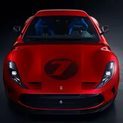 Der rote Ferrari Omologata mit dem markanten schwarzen "7"-Aufkleber auf der Motorhaube und blauen Sportsitzen.