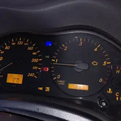 Armaturenbrett eines Toyota mit leuchtenden Warnleuchten, VSC und TRC OFF sind aktiv.