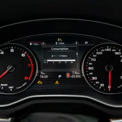 Armaturenbrett eines Audi A4 B9 mit Anzeige für Kraftstoffverbrauch und Kilometerstand. Der Inspektionstermin rückt näher.