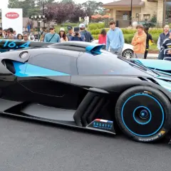 Schwarzer Bugatti Bolide mit blauen Akzenten, ein Blickfang für jeden Autoliebhaber. Der Bugatti Bolide Preis ist astronomisch, aber die Ingenieurskunst ist unbezahlbar.
