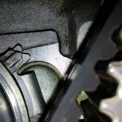 Nahaufnahme eines Zahnrads und eines Riemens in einem Motor.
