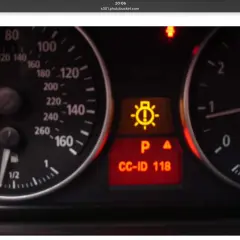 BMW Kontrollleuchten gelb: Das Symbol für die Außenbeleuchtung leuchtet gelb auf, daneben steht "CC-ID 118".