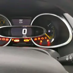 Armaturenbrett eines Renault mit leuchtenden Warnlampen und der Anzeige "ASR EIN".