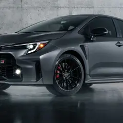 Grauer Toyota Corolla GR mit 300 PS, aggressiver Front und sportlichen Details.