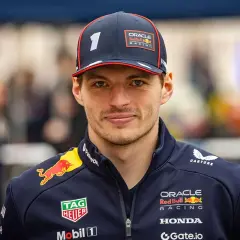 Max Verstappen trägt eine Kappe mit der Nummer 1 und die Red Bull Racing Jacke. Er ist ein Beispiel dafür, wie viel ein Formel 1 Fahrer verdienen kann.