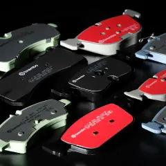 Brembo Bremsbeläge in verschiedenen Farben und Ausführungen, die das Bremsbelag Material zeigen.