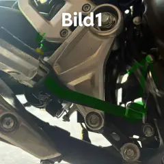 Motorrad-Fußraste mit Feder und Bolzen, die für eine schnellere Bremsreaktion sorgen.