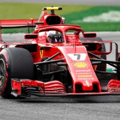 Roter Ferrari mit Startnummer 7 auf der Strecke in Monza während des F1 Qualifyings.