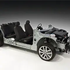 Ein nackter VW Golf mit Sitzen und Motor, der die modulare Plattform zeigt.