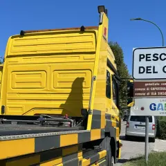Gelbes Abschleppfahrzeug in Peschiera del Garda. ADAC Plus Abschleppen nach Hause ist gesichert.