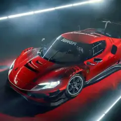 Roter Ferrari 488 GT3 Rennwagen mit großem Heckflügel, beleuchtet von Neonröhren auf rotem Untergrund.