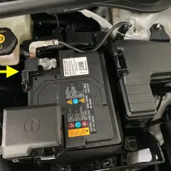 Hyundai i10 Batterie mit gelbem Pfeil, der auf den Anschluss zeigt.
