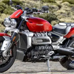Rote Triumph Rocket 3 mit markantem Motor. Keine Krankheiten, nur pure Kraft.