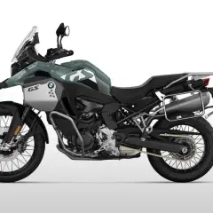 BMW GS 900 Adventure-Motorrad in Grau mit Gepäcksystem, bereit für jedes Abenteuer.