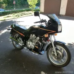Schwarze Yamaha XJ 900 mit orangefarbenen Streifen. Bekannte Yamaha XJ 900 Schwachstellen sind hier nicht sichtbar.