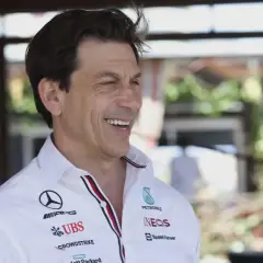 Toto Wolff, lächelnd in seinem Mercedes-Team-Shirt. Sein Gehalt ist ein Thema, das viele Fans interessiert.