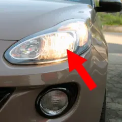 Roter Pfeil zeigt auf das Abblendlicht des Opel Adam. Hier erfahren Sie, wie Sie das Abblendlicht wechseln.