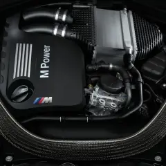 BMW M4 S55 Motor mit Carbon-Strebe und Ladeluftkühler.