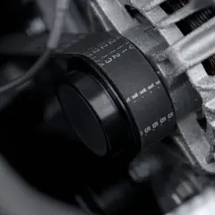 Detailaufnahme des Keilriemens einer Lichtmaschine, bereit für den Wechsel am Ford Fiesta.