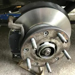 Neue Bremsen für den Ford Transit hinten: Bremsscheiben und Beläge sind montiert.