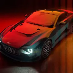 Der Aston Martin Valour, ein Meisterwerk der Ingenieurskunst, glänzt in einem dramatischen Lichtspiel aus Rot und Gelb.