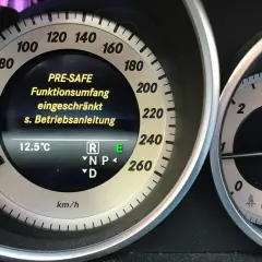 PRE-SAFE Funktionsumfang eingeschränkt. Die Fahrdynamikregelung (ESC) ist möglicherweise beeinträchtigt. Siehe Betriebsanleitung.