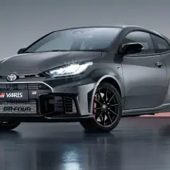 Sportlicher Toyota Yaris GR FOUR in Grau, mit aggressiver Front und leistungsstarken Scheinwerfern.