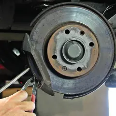 Mechaniker repariert Auto-Bremse. Bald kein Quietschen mehr!