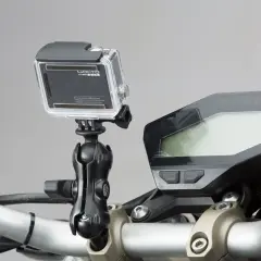 GoPro am Motorrad-Lenker montiert, bereit für actionreiche Aufnahmen. Das Display des Motorrads ist daneben zu sehen.