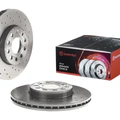 Zwei Brembo Bremsscheiben, eine im Vordergrund, eine daneben, und eine Verpackung mit dem Schriftzug "brembo Xtra BRAKE DISCS". Qualität, die man spürt, ob Brembo oder ATE.