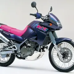 Dunkelblaue Kawasaki KLE 500 mit pinkem Sitz und auffälligem Schriftzug. Bereit für Abenteuer.