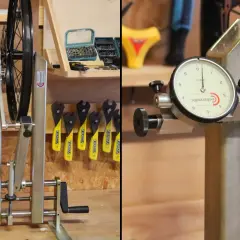 Messung des seitenschlag bremsscheibe mit einem Zentriermessgerät. Werkzeuge und ein Fahrradrad sind im Hintergrund zu sehen.
