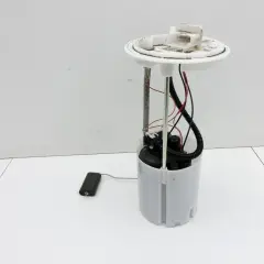 Opel Adam Tankgeber ausbauen: Kraftstoffpumpe mit Schwimmer und Leitungen, bereit für den Ausbau.