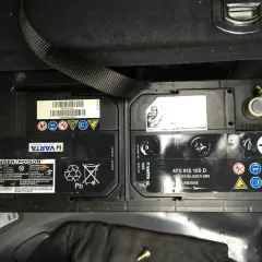 Zwei Varta Autobatterien im Kofferraum eines Audi A6 4F.