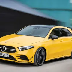 Gelber Mercedes-AMG A35 mit sportlichem Heckspoiler in Bewegung. Technische Daten des A35 AMG sind hier nicht ersichtlich.