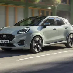 Ford Puma im Test: Ein stilvoller SUV, der sich dynamisch durch die Stadt bewegt.
