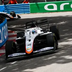 Formel-1-Auto mit Startnummer 7 kämpft im Qualifying in Monaco um jede Zehntelsekunde.